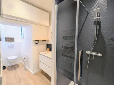 Salle de bains dans l'établissement Havre de paix Maison rénovée avec jardin