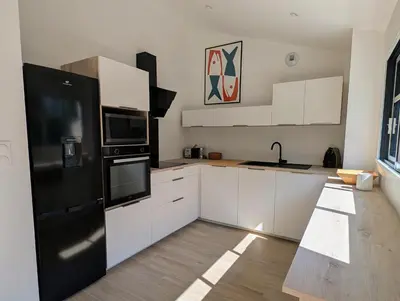 Cuisine ou kitchenette dans l'établissement Havre de paix Maison rénovée avec jardin