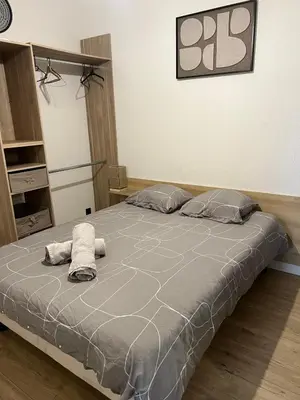 Un ou plusieurs lits dans un hébergement de l'établissement Charmant 2 chambres - Centre