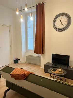 Télévision ou salle de divertissement dans l'établissement Charmant 2 chambres - Centre