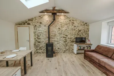 Coin salon dans l'établissement Grange Rénovée 2 Pers-LePetitLieu-Gîte Le 411
