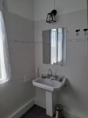 Salle de bains dans l'établissement Les Chouans