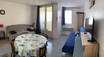 Télévision ou salle de divertissement dans l'établissement La frégate marine de St Hilaire
