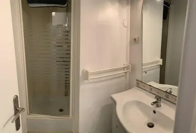 Salle de bains dans l'établissement La frégate marine de St Hilaire