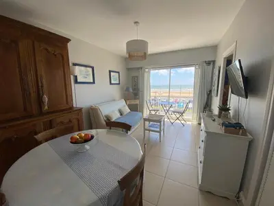 Télévision ou salle de divertissement dans l'établissement Appartement 1 chambre, face mer, à Saint-Jean-de-Monts - FR-1-323-550