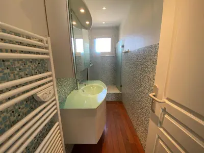 Salle de bains dans l'établissement Appartement 1 chambre, face mer, à Saint-Jean-de-Monts - FR-1-323-550