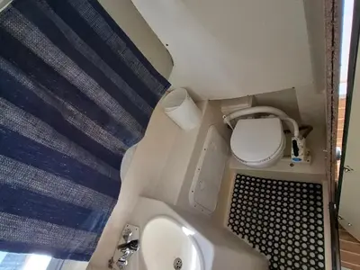 Salle de bains dans l'établissement Séjour Insolite sur Bateau à Chenillé-Changé - API-1-46-24