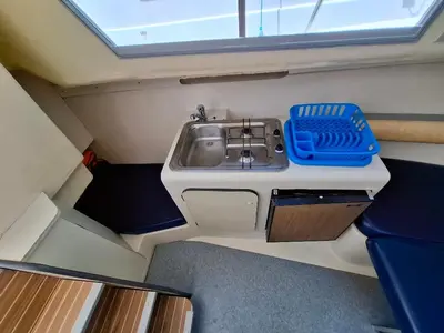 Cuisine ou kitchenette dans l'établissement Séjour Insolite sur Bateau à Chenillé-Changé - API-1-46-24