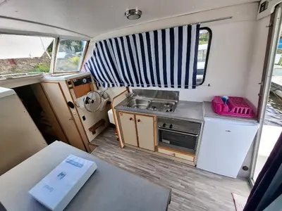 Cuisine ou kitchenette dans l'établissement Séjour Unique à Bord d'un Bateau à Chenillé-Changé - Jusqu'à 5 Pers. - API-1-46-23