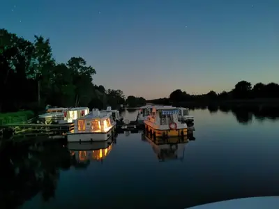 Vue sur la rivière ou le fleuve situé(e) à proximité de le bateau