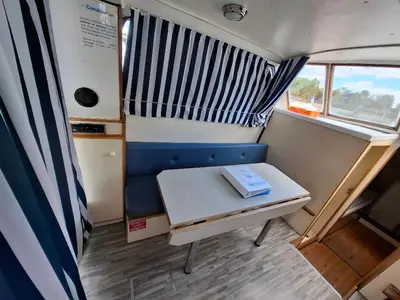 Coin salon dans l'établissement Séjour Unique à Bord d'un Bateau à Chenillé-Changé - Jusqu'à 5 Pers. - API-1-46-23
