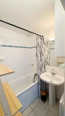Salle de bains dans l'établissement Chez Karine et Rodolphe La Cosy, piscines, plage