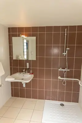 Salle de bains dans l'établissement Auberge le Prieuré des Gourmands