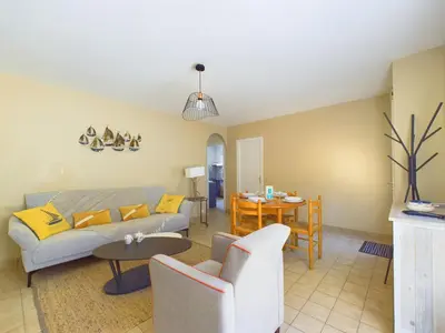 Coin salon dans l'établissement Maison au calme pour 4 avec jardin