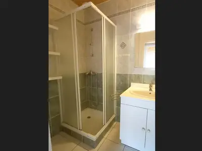 Salle de bains dans l'établissement Maison spacieuse à 300m de la plage, terrasse, garage - FR-1-323-378