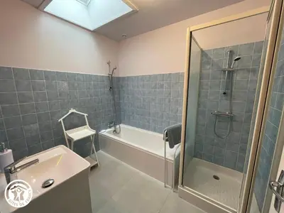 Salle de bains dans l'établissement Séjour nature au cœur du bocage vendéen, proche Puy du Fou - 3 chambres avec terrasse et jardin - FR-1-426-556