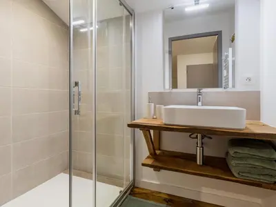 Salle de bains dans l'établissement Ancien corps de ferme rénové avec jardin, terrasse et recharge EV, à 24 km de Nantes - FR-1-306-1282