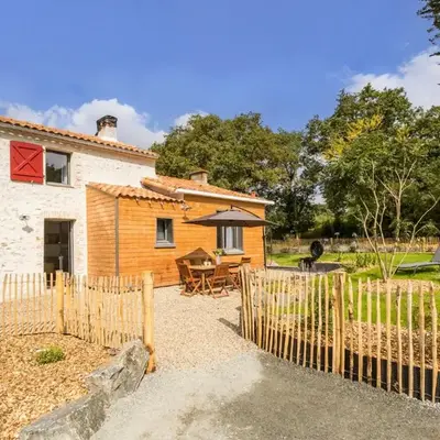 Ancien corps de ferme rénové avec jardin