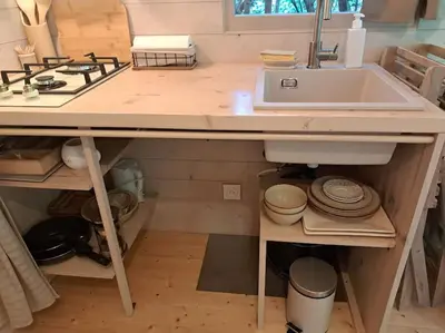 Cuisine ou kitchenette dans l'établissement Magnifique roulotte en plein nature