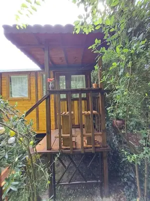 Balcon ou terrasse dans l'établissement Magnifique roulotte en plein nature