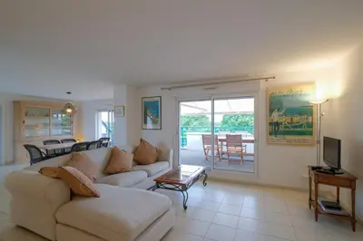 Télévision ou salle de divertissement dans l'établissement Horizon d'Azur - Appt avec vue sur la fôret