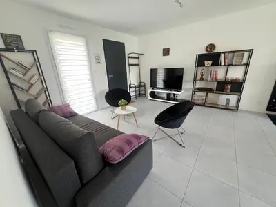 Télévision ou salle de divertissement dans l'établissement Maison 3 pièces - plain pied - 2 chambres lits Queen Size avec wifi