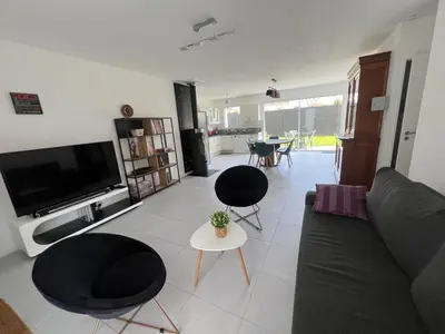 Télévision ou salle de divertissement dans l'établissement Maison 3 pièces - plain pied - 2 chambres lits Queen Size avec wifi