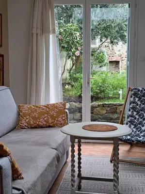 Coin salon dans l'établissement Maisonnette l'Olivier Bleu
