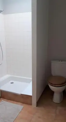 Salle de bains dans l'établissement Maisonnette l'Olivier Bleu
