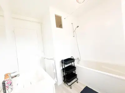 Salle de bains dans l'établissement T2 Jardin, Centre, Gare, 5'plage
