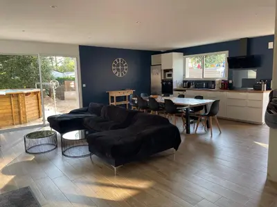 Cuisine ou kitchenette dans l'établissement Gîte climatisé DUNE ET PLAGE jqà 12 personnes