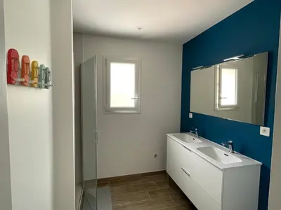 Salle de bains dans l'établissement Gîte climatisé DUNE ET PLAGE jqà 12 personnes