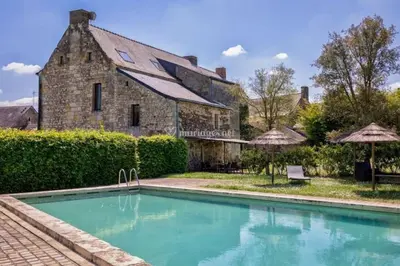 Piscine de l'établissement Domaine du prieuré Saint Ellier ou située à proximité