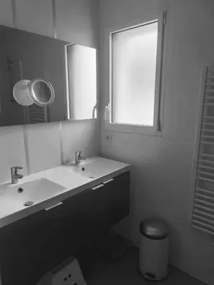 Salle de bains dans l'établissement Maison 7 personnes, proche Nantes