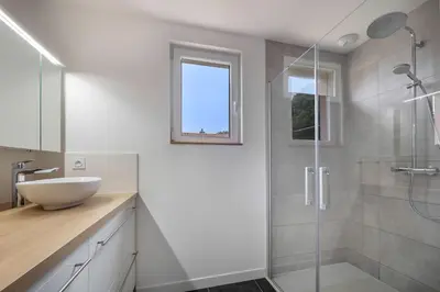 Salle de bains dans l'établissement Maison et jardin, 600m de la mer, St Brevin