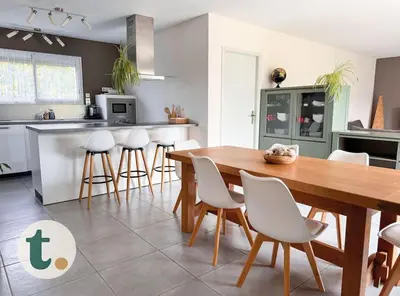 Cuisine ou kitchenette dans l'établissement Tranquiloue - Maison moderne - Proche PuyduFou