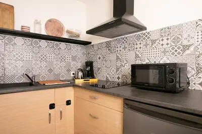 Cuisine ou kitchenette dans l'établissement Le Bellamy - T2 Cosy et paisible