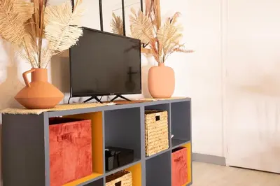Télévision ou salle de divertissement dans l'établissement Le Bellamy - T2 Cosy et paisible