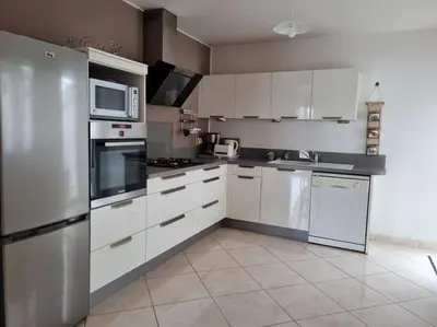 Cuisine ou kitchenette dans l'établissement Agréable maison au cœur de St Hilaire