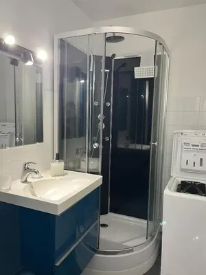 Salle de bains dans l'établissement L Arc en Ciel
