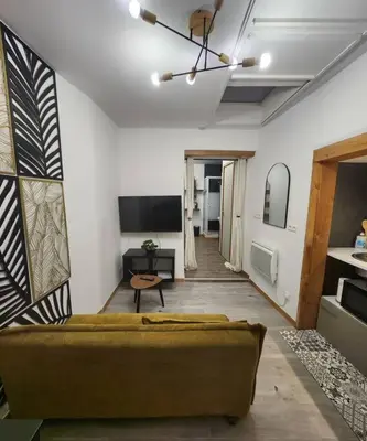 Télévision ou salle de divertissement dans l'établissement La petite loge de l'ile