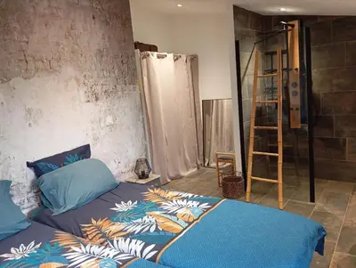 Un ou plusieurs lits dans un hébergement de l'établissement Gite maison Simon 30' Puy du Fo climatisé
