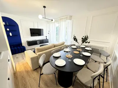 Télévision ou salle de divertissement dans l'établissement Charmant logement au bord de mer