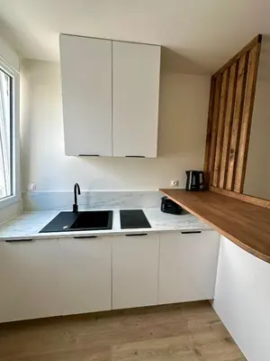 Cuisine ou kitchenette dans l'établissement Charmant Studio à Saint Léonard