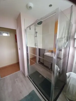 Salle de bains dans l'établissement Le carré vert