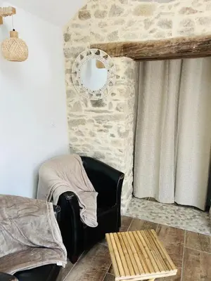 Coin salon dans l'établissement gîte de félicité, calme et nature