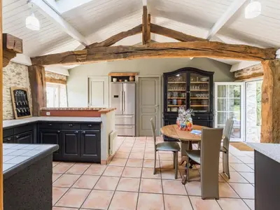Cuisine ou kitchenette dans l'établissement Maison avec piscine privée chauffée, proche plage à Pornic - FR-1-306-1284