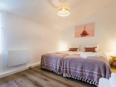 Un ou plusieurs lits dans un hébergement de l'établissement Maison avec piscine privée chauffée, proche plage à Pornic - FR-1-306-1284