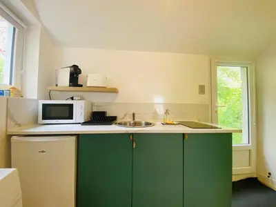 Cuisine ou kitchenette dans l'établissement Casa Jardin des Plantes : Studio