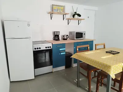Cuisine ou kitchenette dans l'établissement Le Gite de L'Ogerie - 20 min du Puy du F - Petit dej et draps compris